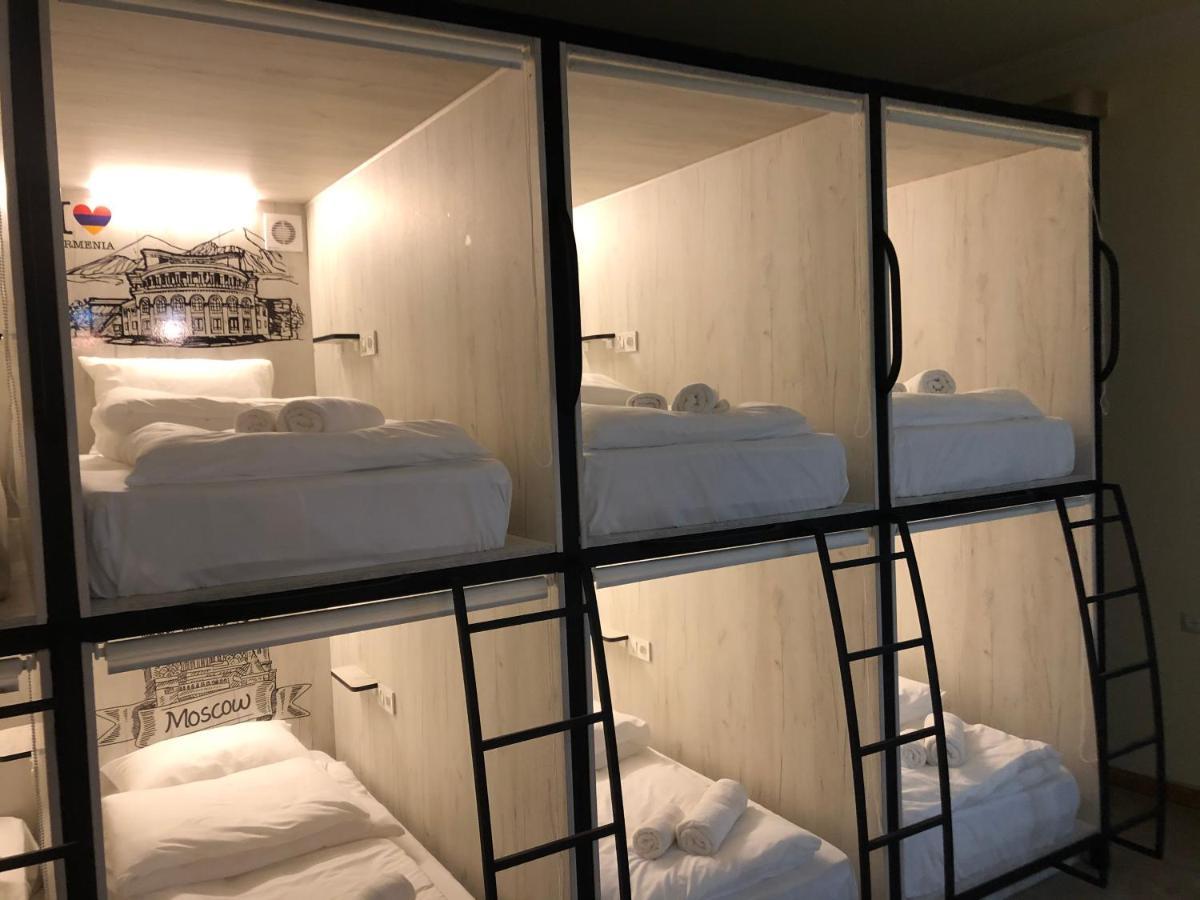 Capsule Hostel In The Old City Of エレバン エクステリア 写真