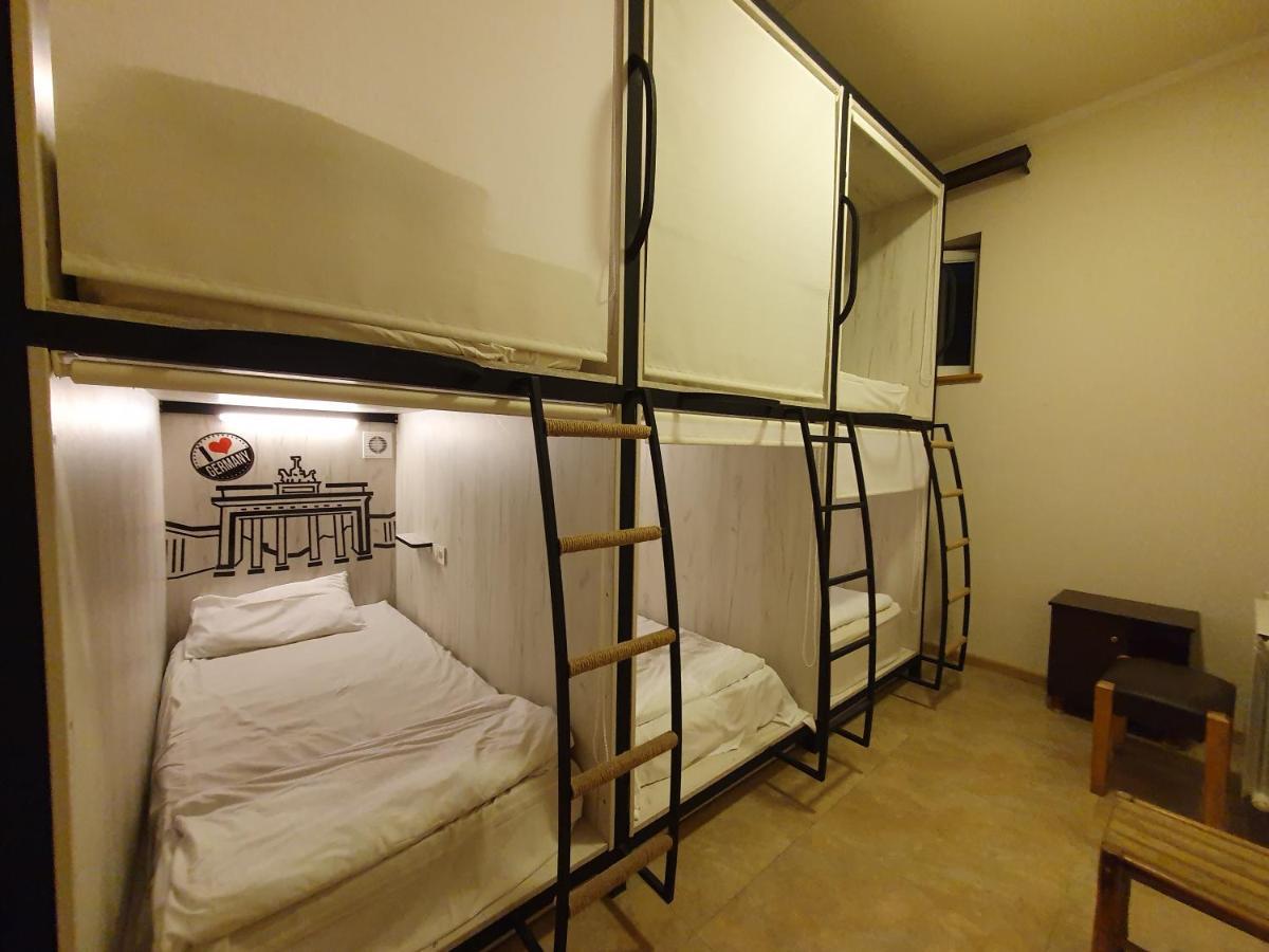 Capsule Hostel In The Old City Of エレバン エクステリア 写真